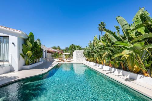 Villa Peman Luxurious Beachside Villa