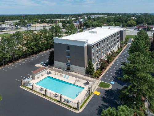 Bazén v ubytování Holiday Inn Express & Suites Augusta West - Ft Gordon Area by IHG nebo v jeho okolí