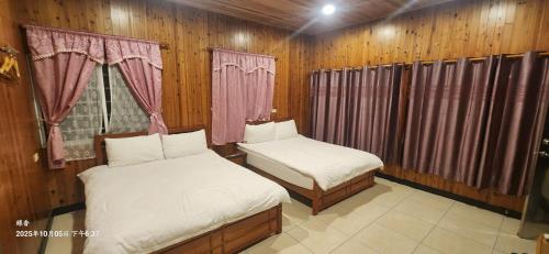 Postel nebo postele na pokoji v ubytování Green incense Homestay