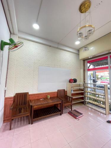 a room with a table and chairs and a whiteboard at Catty tourist house in Thakhek