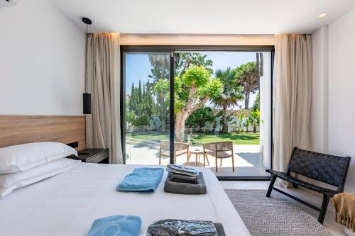 Postel nebo postele na pokoji v ubytování Villa Peman Luxurious Beachside Villa