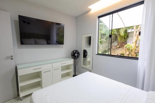 a bedroom with a bed and a window at Studio Praia do jardim 1 208B in Angra dos Reis