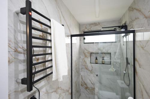 a shower in a bathroom with a glass shower backdoor at Studio Praia do jardim 1 208B in Angra dos Reis