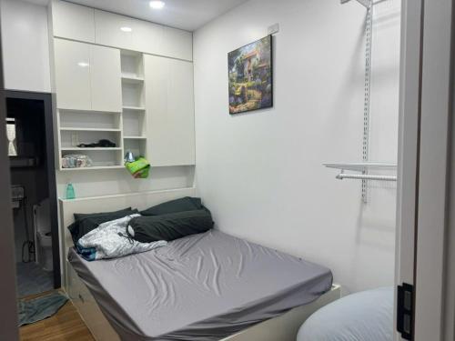 にあるPeach Peach Home 3の部屋にベッドが置かれた小さな寝室