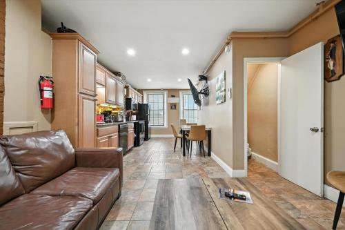 un soggiorno con un divano e un tavolo di Charming Home in Vibrant Philadelphia a Philadelphia