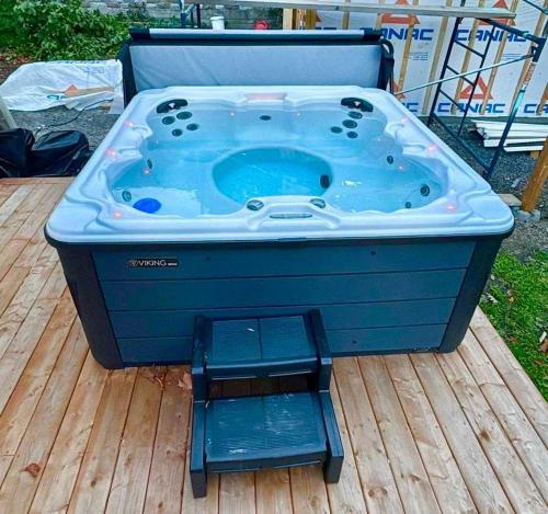 eine blaue Badewanne auf einer Terrasse in der Unterkunft Ste-Foy urban area - 4 bedrooms - Spa - EV chrger in Québec