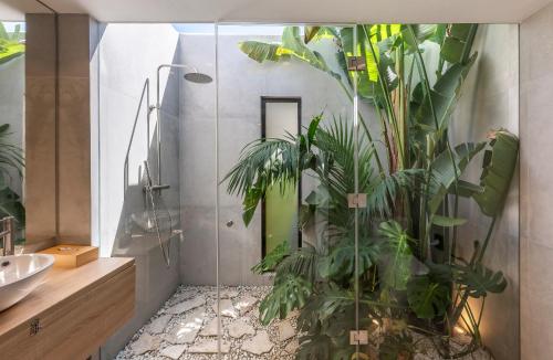 Koupelna v ubytování Villa Peman Luxurious Beachside Villa