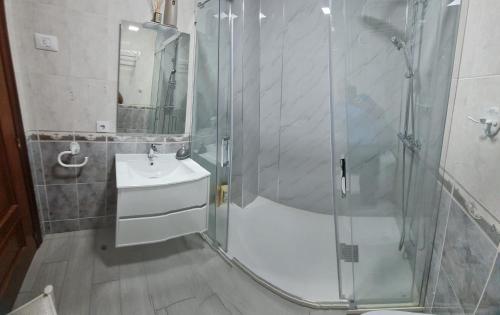 a bathroom with a shower and a sink at Apartamento Turístico Menéndez Pelayo -Vigo in Vigo