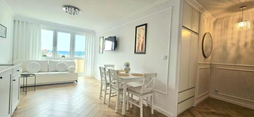 a kitchen and dining room with a table and chairs at Cosy Studio Gdynia Kamienna Góra in Gdynia