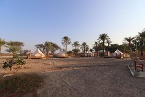 Φυσικό τοπίο κοντά σε οργανωμένο κάμπινγκ