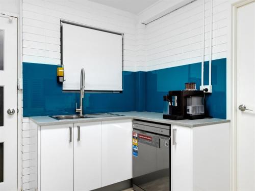 Una cocina o zona de cocina en Skyes Beach House-Views, Spas, Sauna, Arcade Games