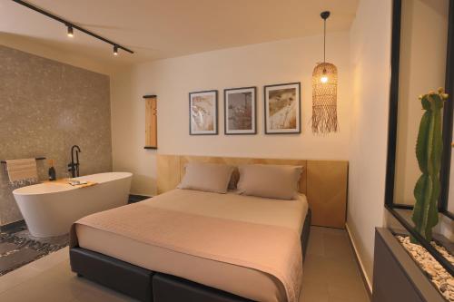 Una cama o camas en una habitación de OCEAN BLUE HOTEL & RESORT -Jbeil