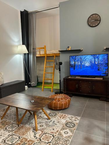 Televisyen dan/atau pusat hiburan di MaiFamilyBCN-Cómodo Y Metro Cercano