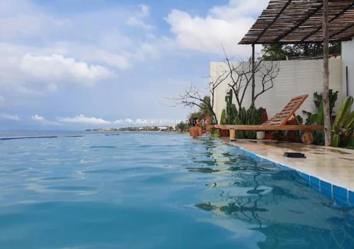 ムイネーにあるCesar Homestay Phan Thiếtの海が見えるプール
