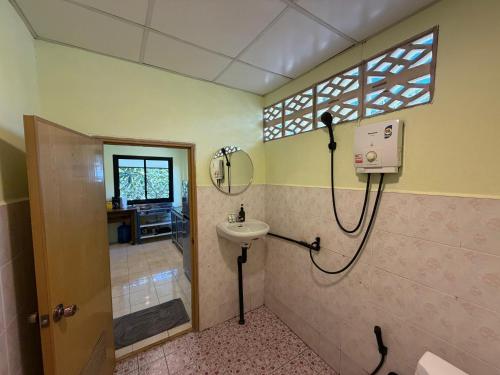 un baño con ducha y lavabo en Chill House, en Ko Pha Ngan