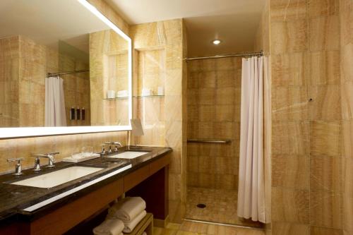 Ένα μπάνιο στο Renaissance Schaumburg Convention Center Hotel