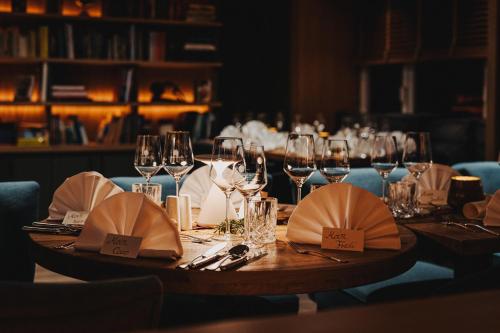 a table with wine glasses and napkins on it at Hotel Graf Bentinck in Dangast