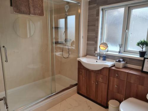 a bathroom with a shower and a sink and a tub at Cosy Townhouse Within Caernarfon's Old Town Walls in Caernarfon