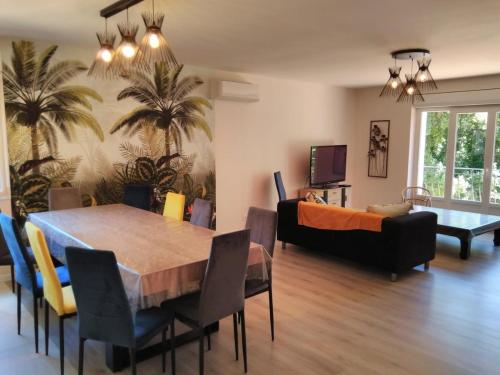 a living room with a table and a couch at Le Grand Tilleul in Draguignan
