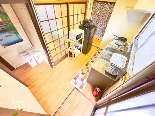 an overhead view of a kitchen with a stove at 7時IN19時OUT # 池袋王子赤羽駅無料送迎 # 上野駅14分 # 日暮里駅10分 # 一棟貸切 # 最大7名 A # 7 00 IN19 00 OUT # Free pick up Ikebukuro Oji and Akabane Stations # 14 min to Ueno # 10 min to Nippori # Whole house rental # Max 7 # A in Tokyo