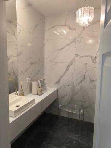 a bathroom with a sink and a mirror at Apart Platinum in Stargard