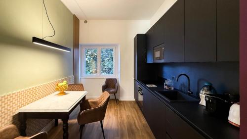 Cucina o angolo cottura di The House of Janus Luxury & Design Stay near Rome
