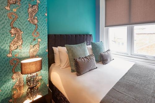 a bedroom with a bed with pillows and a window at Seaside Retreat 2Bed Apartment Central Saltburn in Saltburn-by-the-Sea