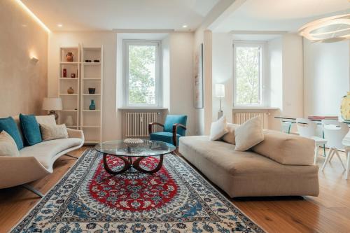 un soggiorno con due divani e un tavolo di On the Tiber- Luxury house a Roma