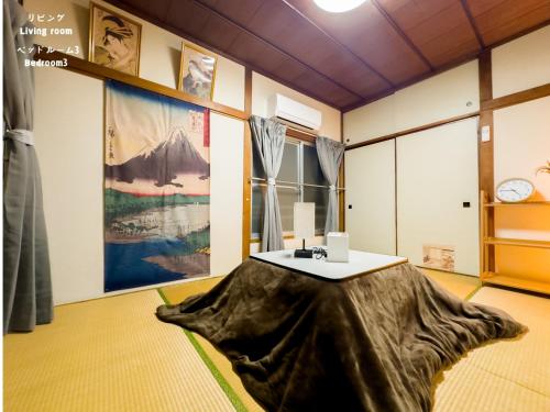 a room with a table with a blanket on the floor at 7時IN19時OUT # 池袋王子赤羽駅無料送迎# 上野駅14分 # 日暮里駅10分 # 一棟貸切 # 最大7名 # B # 7 00 IN19 00 OUT # Free pick up Ikebukuro Oji and Akabane Stations # 14 min to Ueno # 10 min to Nippori # Whole house rental # Max 7 # B in Tokyo