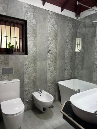 حمام في Hidden villa