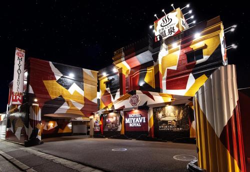 a building with a bunch of flags on the side of it at ホテル雅ロワイヤル in Shimo-shirōzu