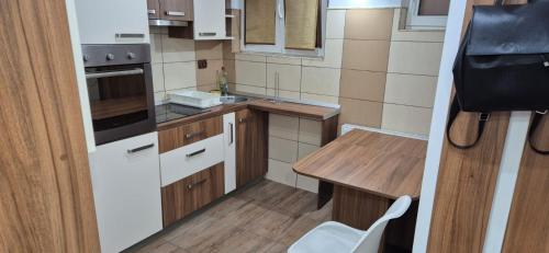 una pequeña cocina con una mesa y un aparato blanco en LCB Apartments GM01, en Târgu Mureș