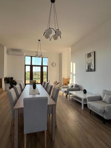 a living room with a dining room table and chairs at Colt de Apuseni Guesthouse 