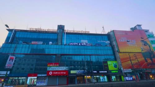 un gran edificio con muchas señales en él en Hotel Blue Sky Residential, en Dhaka