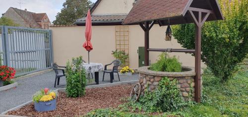 a garden with a table and an umbrella at Alte Dorfschule am Elberadweg in Axien