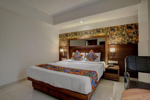 Cama o camas de una habitación en SriKrishna Paradise Hotel Thane Navi Mumbai