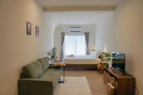 Ένα ή περισσότερα κρεβάτια σε δωμάτιο στο Blue & Teak 336 Stay with private bath