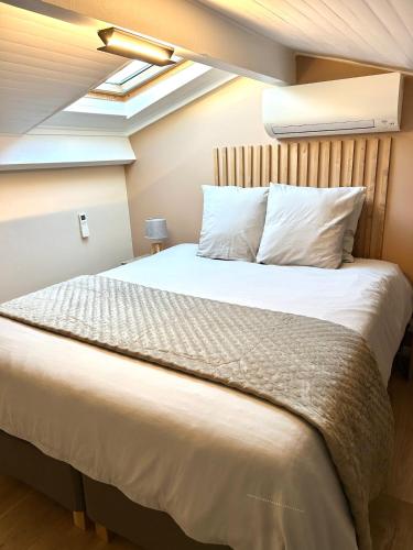 Ένα ή περισσότερα κρεβάτια σε δωμάτιο στο Quiet cozy apartment, air conditioning, swimming pool