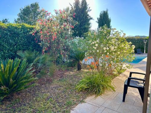 Κήπος έξω από το Quiet cozy apartment, air conditioning, swimming pool
