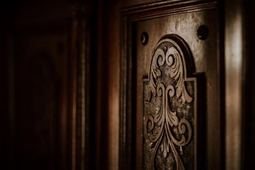 a close up of a wooden door with a handle at Kosbor Panzió in Magyarszombatfa