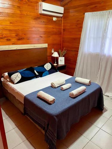 a bedroom with a bed with two towels on it at Cabañas Don Quirino II in Concordia