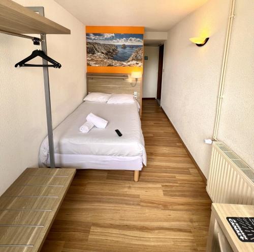 Postel nebo postele na pokoji v ubytování Couett'Hôtel Brest Port de plaisance, Les pieds dans l'eau