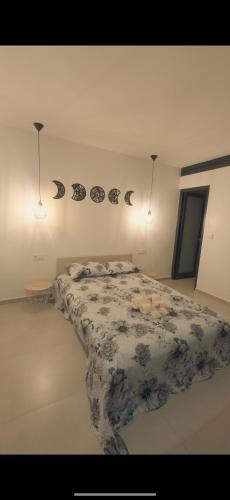 a bedroom with a bed with a blue and white blanket at Castro AP in Mindelo