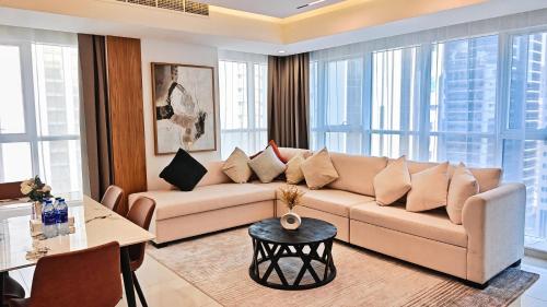 アブダビにあるRoyal Homeのソファとテーブルのあるリビングルーム