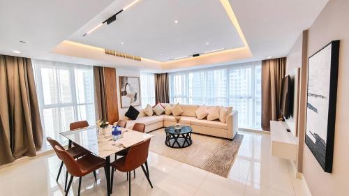 una sala de estar con un sofá y una mesa en Royal Home, en Abu Dabi