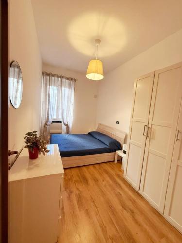 a bedroom with a blue bed in a room at Casa Monticello 1 in Trieste