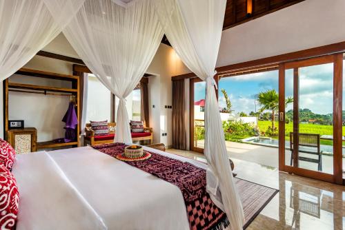 Postel nebo postele na pokoji v ubytování Akshaya Villa, Sacred Wellness Retreat by Dhananjaya Hospitality