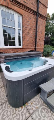 Πισίνα στο ή κοντά στο The West Wing at Hillthorpe Manor with Gardens & Private Hot Tub
