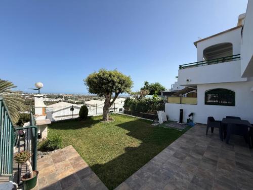 a view of a yard with a house at Bungalow Vista Dorada in Sonnenland