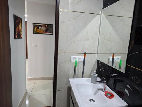 Vannituba majutusasutuses Ultra Luxury A Class 1bhk By Bliss Stay